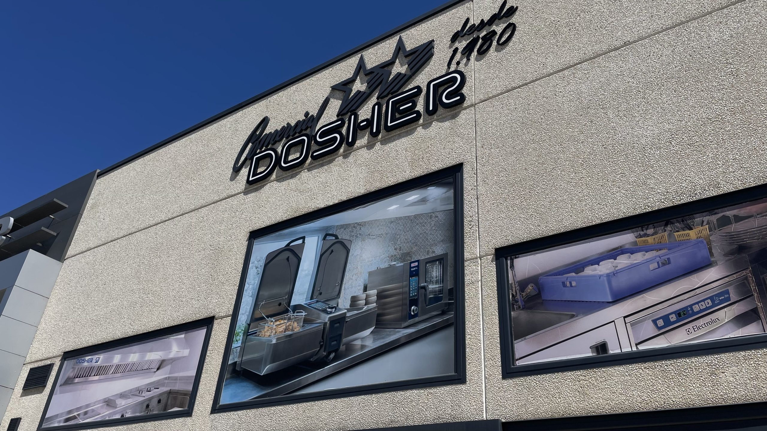 Fachada comercial dosher Fachada de la oficina de Comercial Dosher en Zaragoza